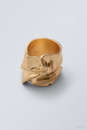 Weekday Ivy Crinkled Ring Gold | YHLA7689