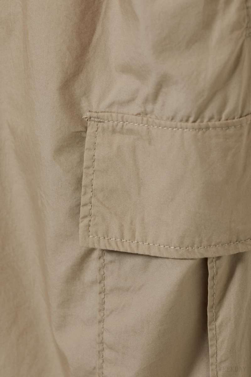 Weekday Parachute Loose Cargo Shorts Beige | BBWX3005